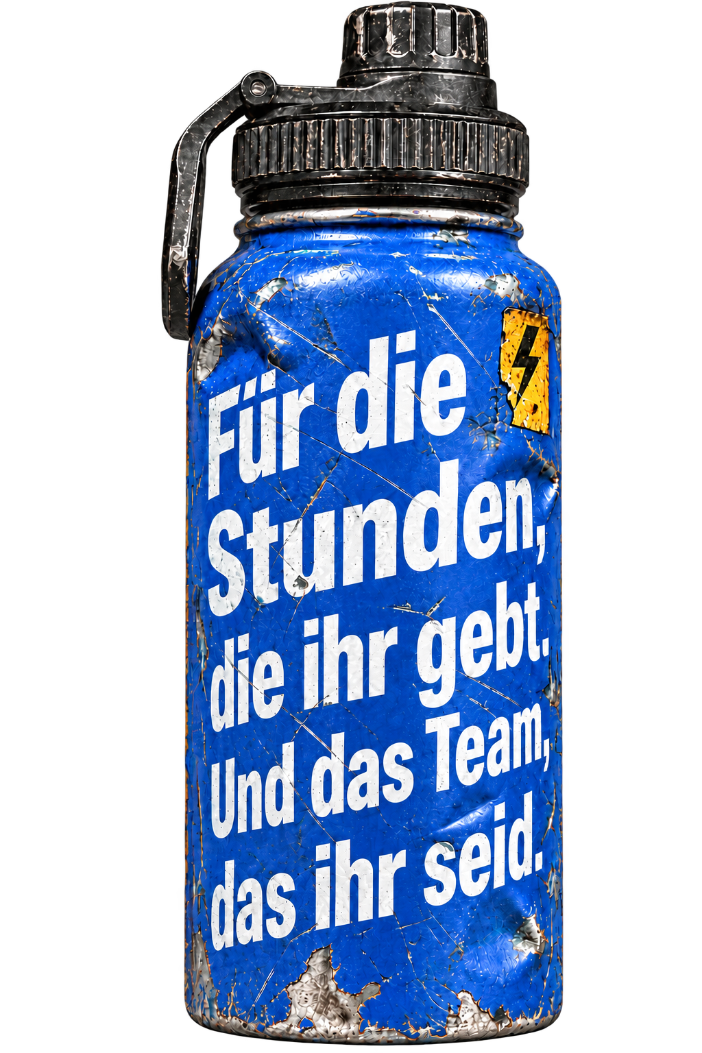 Stark abgenutzte blaue Edelstahlflasche mit gelbem Sticker und der Aufschrift: Für die Stunden, die ihr gebt. Und das Team, das ihr seid.
