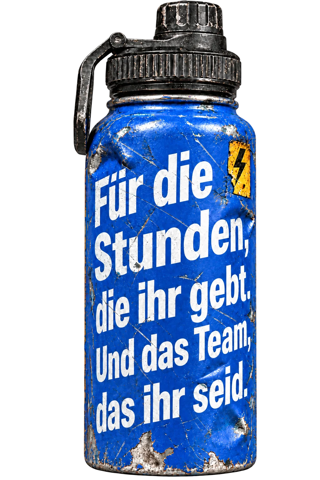 Stark abgenutzte blaue Edelstahlflasche mit gelbem Sticker und der Aufschrift: Für die Stunden, die ihr gebt. Und das Team, das ihr seid.