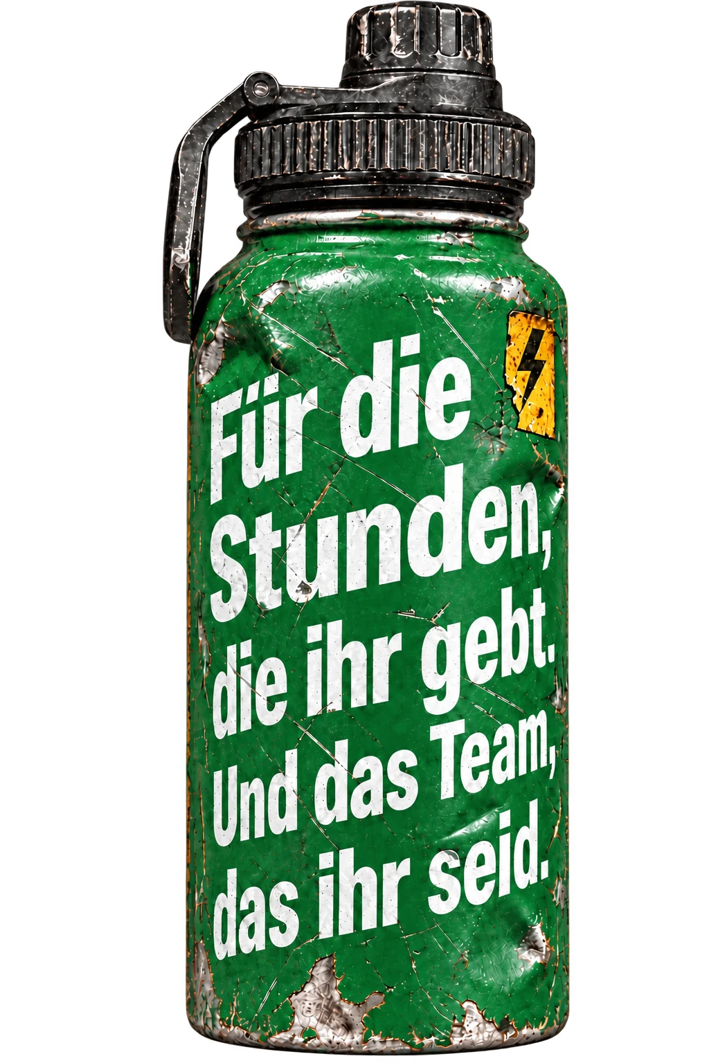 Stark abgenutzte grüne Edelstahlflasche mit gelbem Sticker und der Aufschrift: Für die Stunden, die ihr gebt. Und das Team, das ihr seid.