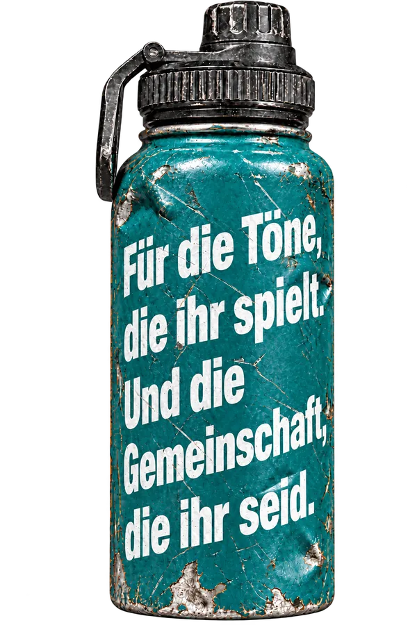 Petrolfarbene Edelstahlflasche als Gestaltungsbeispiel mit der Aufschrift: Für die Töne, die ihr spielt. Und die Gemeinschaft, die ihr seid.