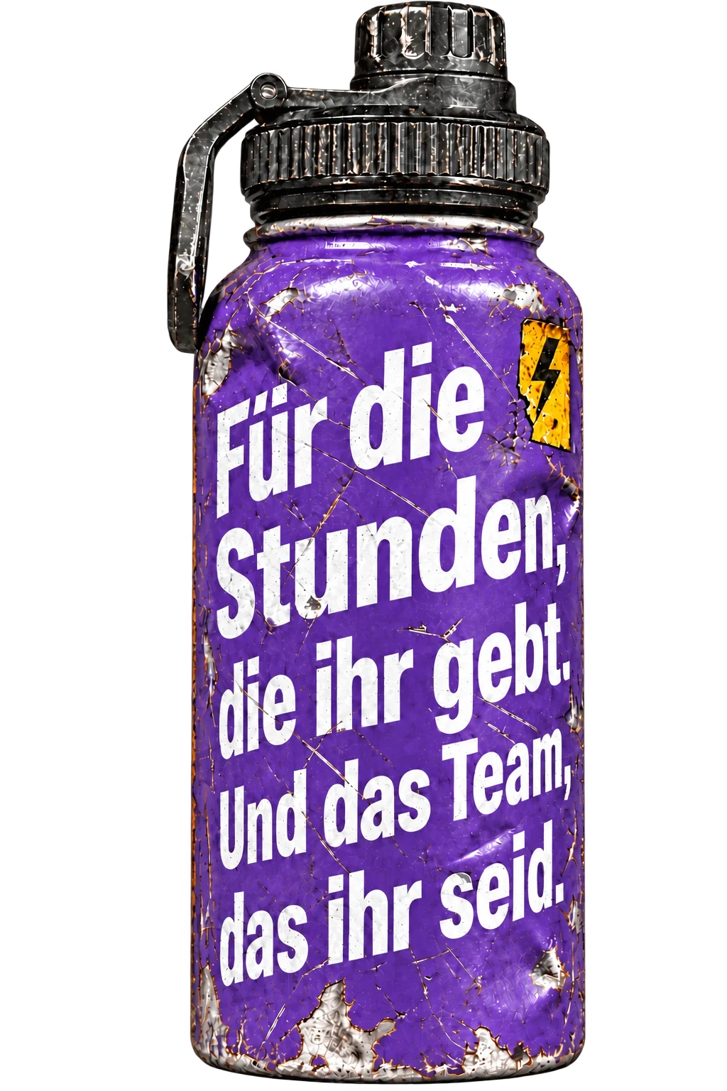 Stark abgenutzte violette Edelstahl-Sportflasche mit gelbem Sticker und der Aufschrift: Für die Stunden, die ihr gebt. Und das Team, das ihr seid.