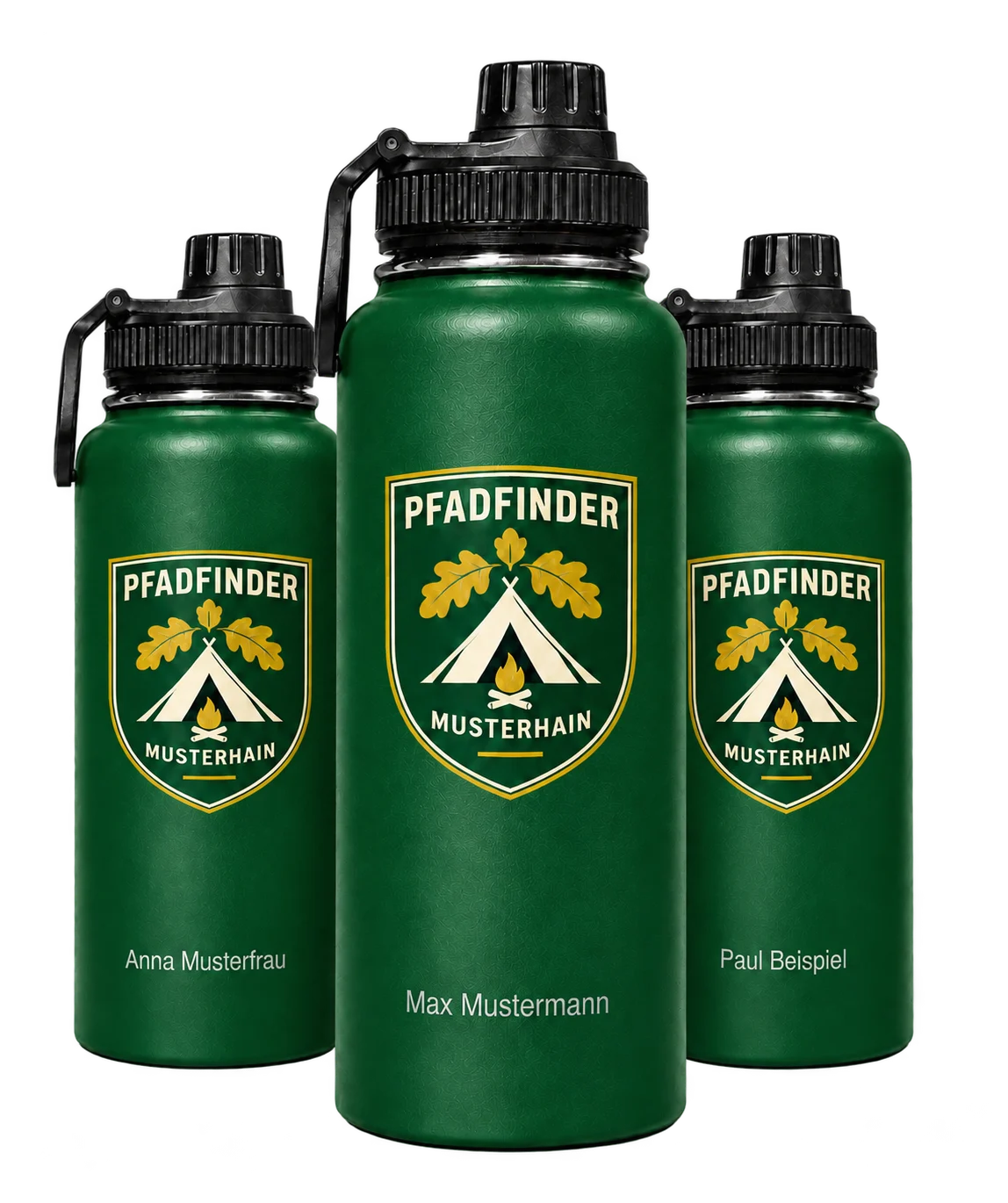 Drei grüne Sport-Trinkflaschen der fiktiven Pfadfindergruppe Musterhain mit Logo und einzeln gravierten Musternamen